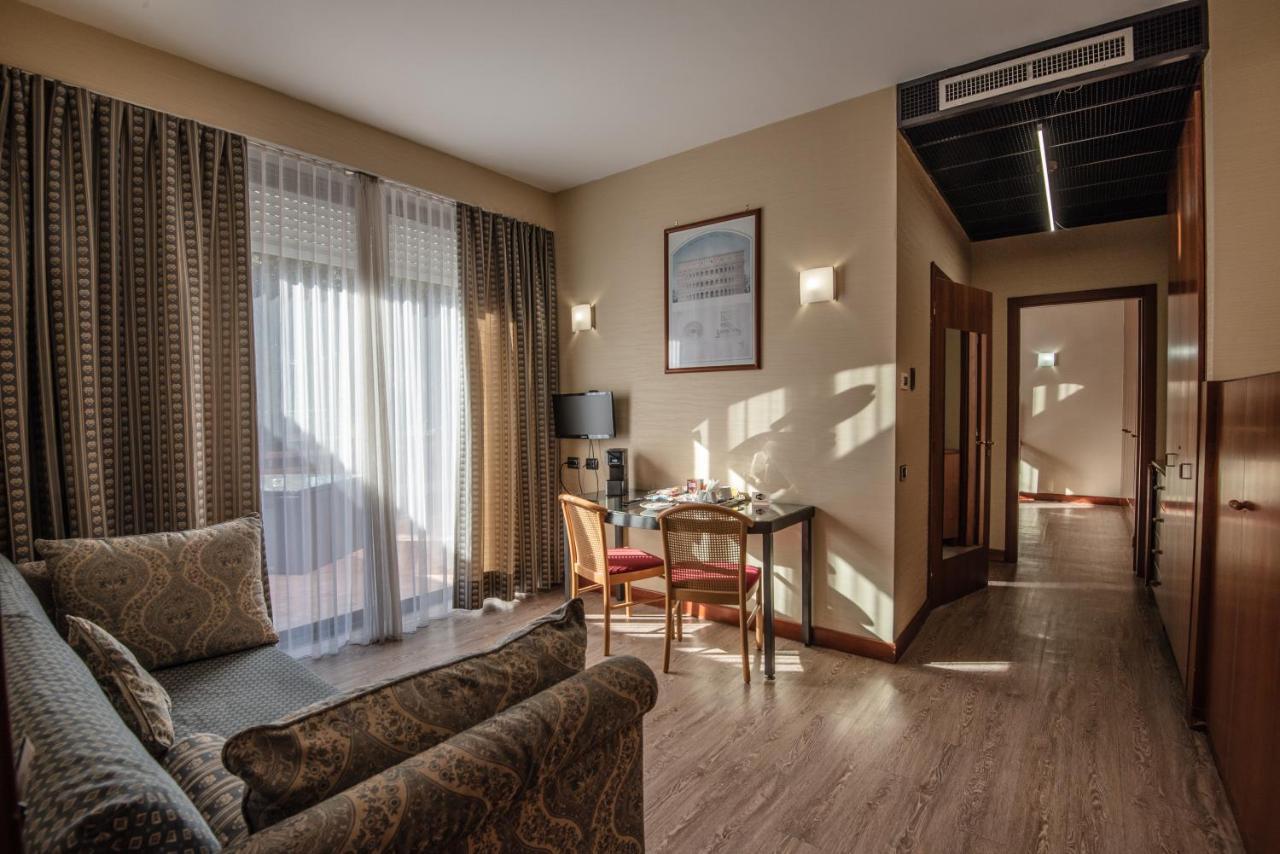 Hotel Petra Rome Bagian luar foto