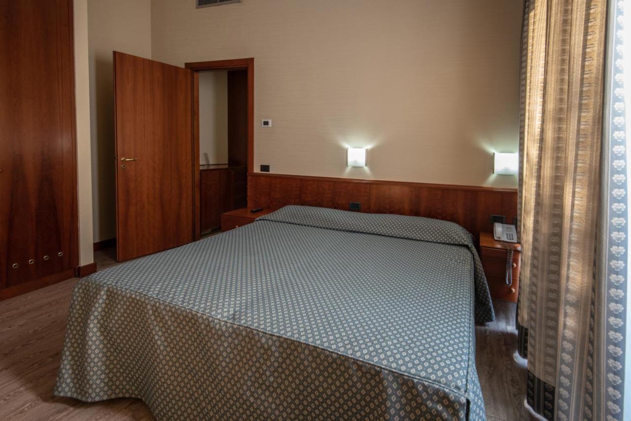 Hotel Petra Rome Bagian luar foto