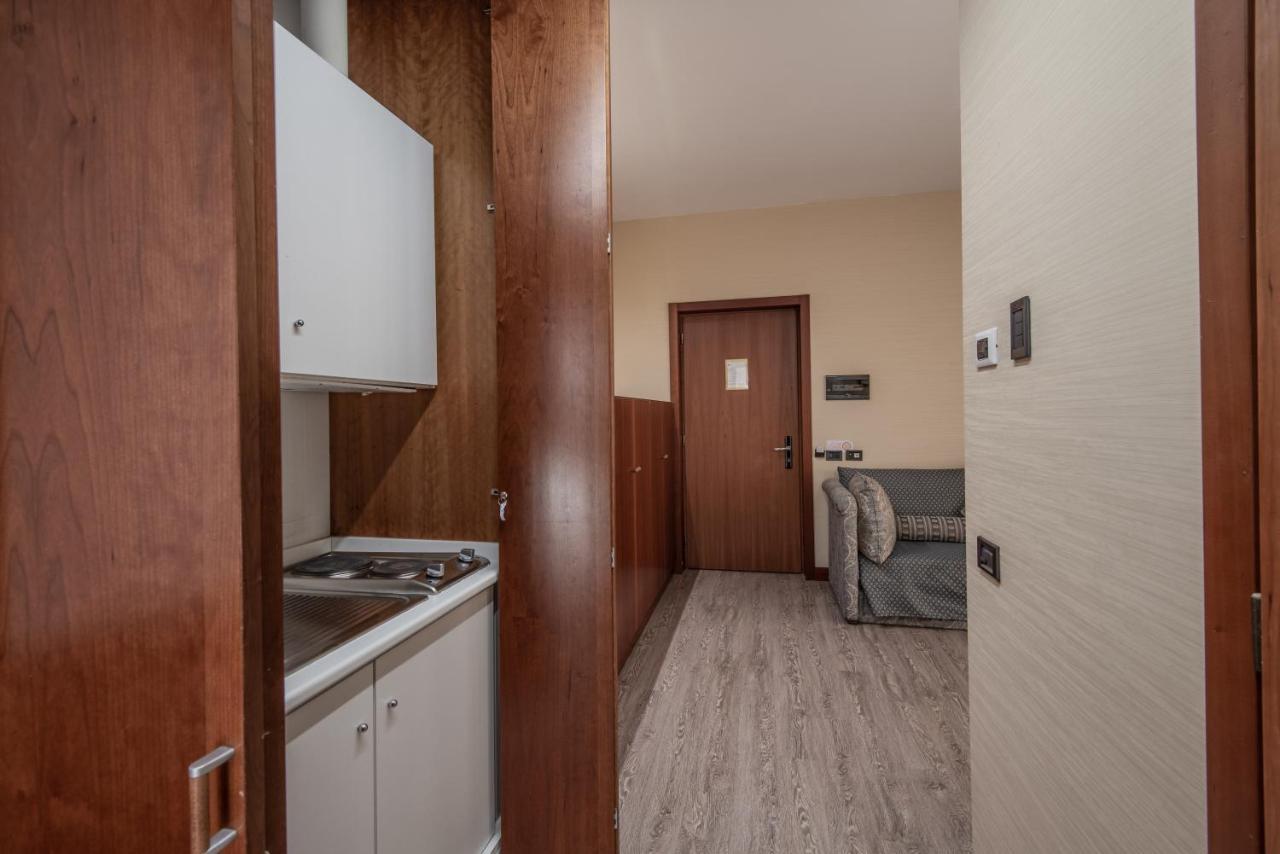 Hotel Petra Rome Bagian luar foto