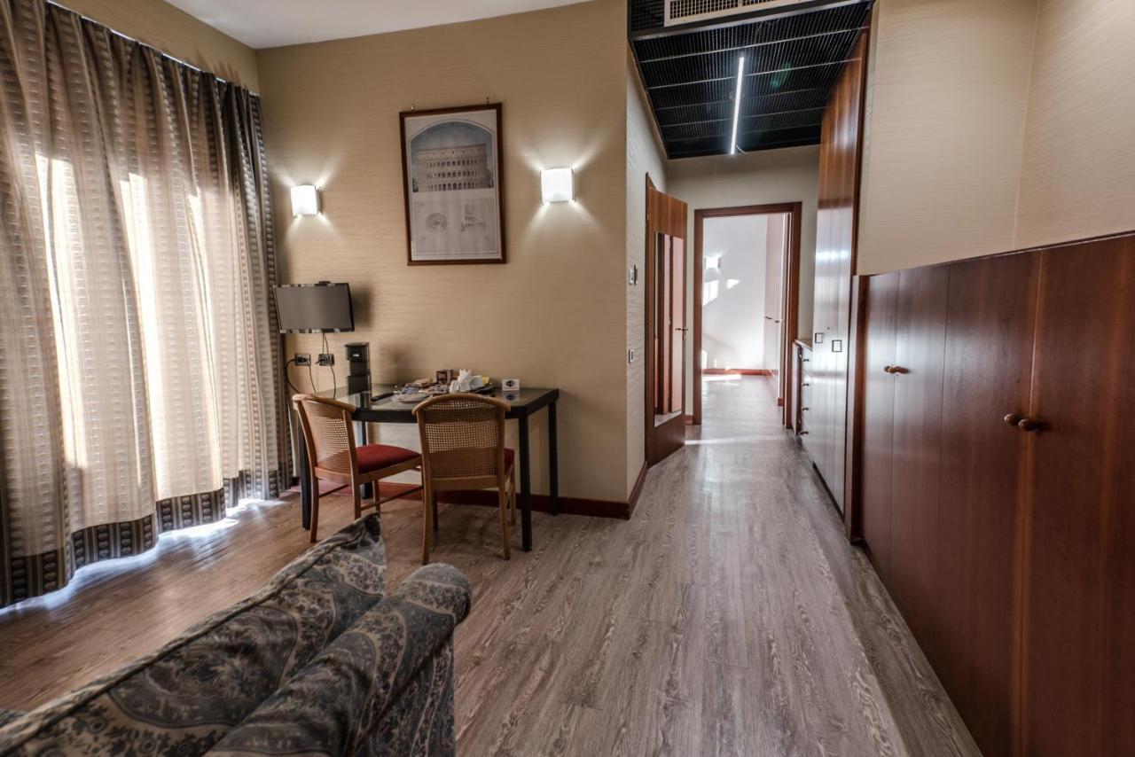 Hotel Petra Rome Bagian luar foto