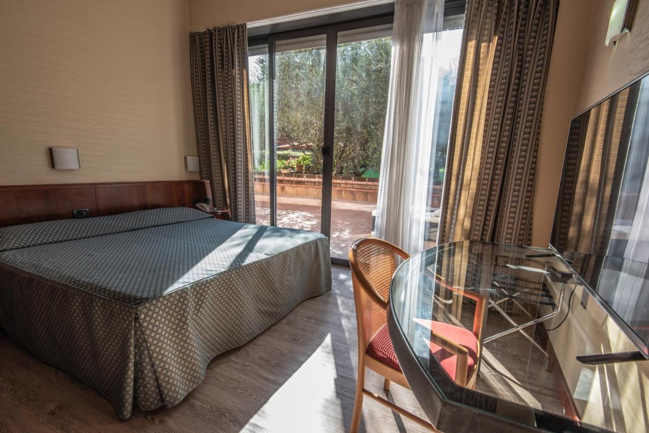 Hotel Petra Rome Bagian luar foto