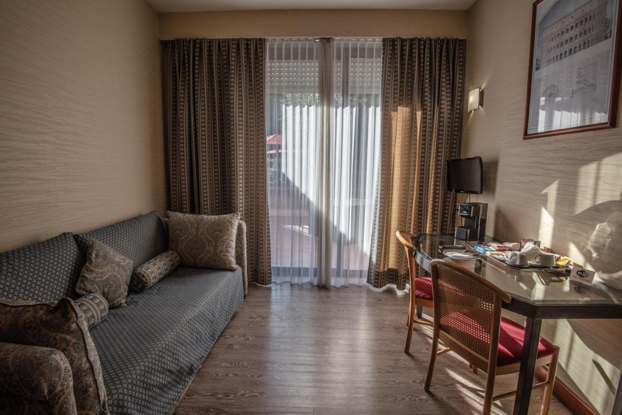 Hotel Petra Rome Bagian luar foto