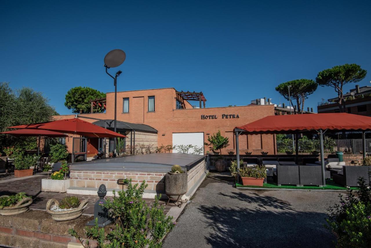 Hotel Petra Rome Bagian luar foto