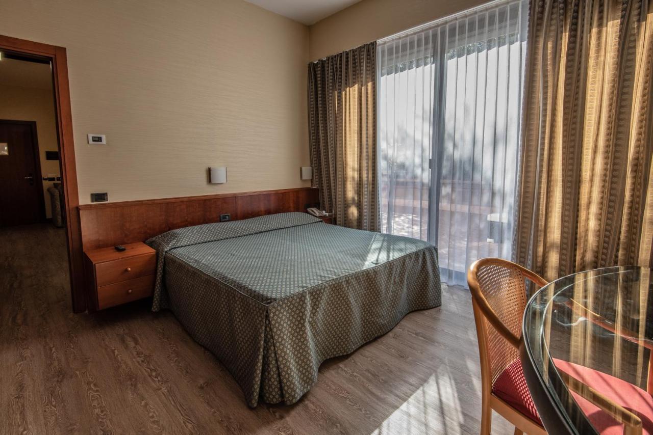 Hotel Petra Rome Bagian luar foto