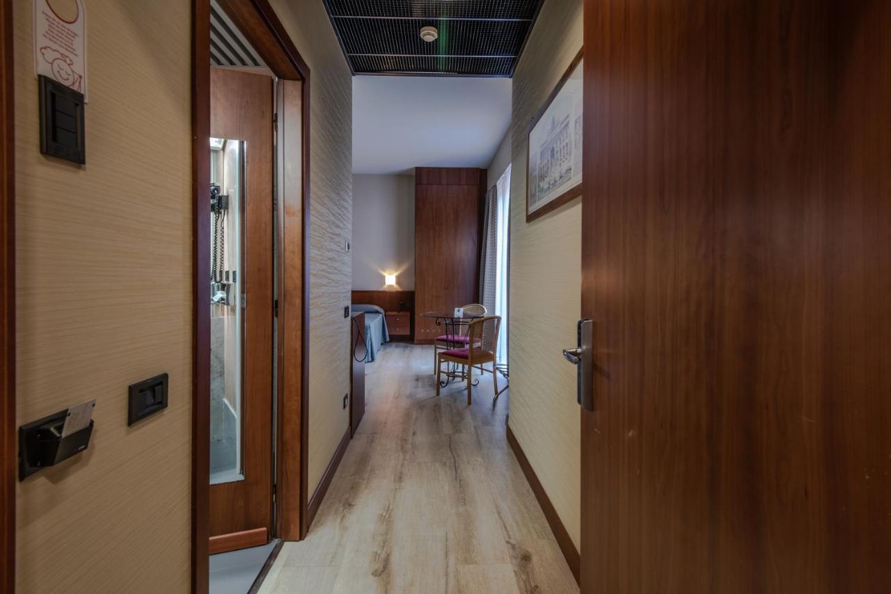 Hotel Petra Rome Bagian luar foto