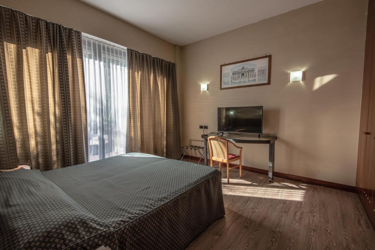 Hotel Petra Rome Bagian luar foto