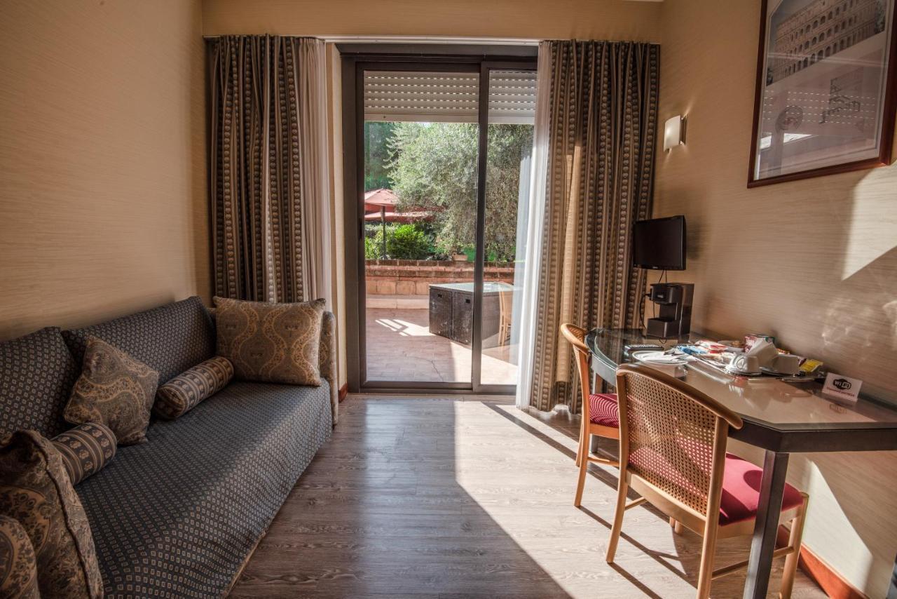 Hotel Petra Rome Bagian luar foto