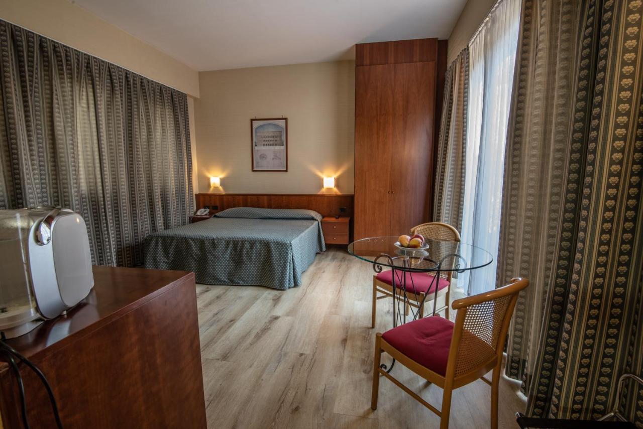 Hotel Petra Rome Bagian luar foto