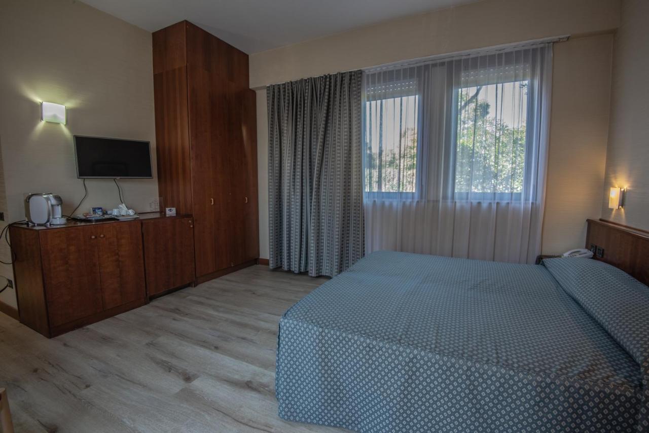 Hotel Petra Rome Bagian luar foto