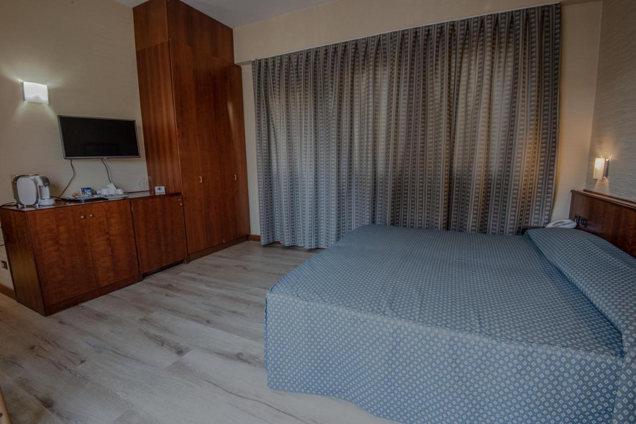 Hotel Petra Rome Bagian luar foto