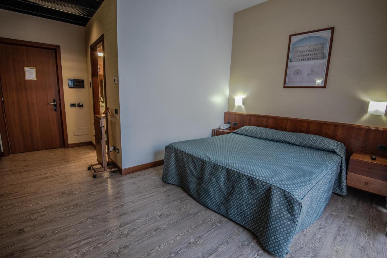 Hotel Petra Rome Bagian luar foto