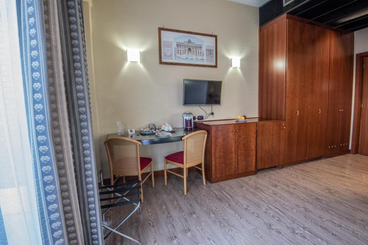 Hotel Petra Rome Bagian luar foto