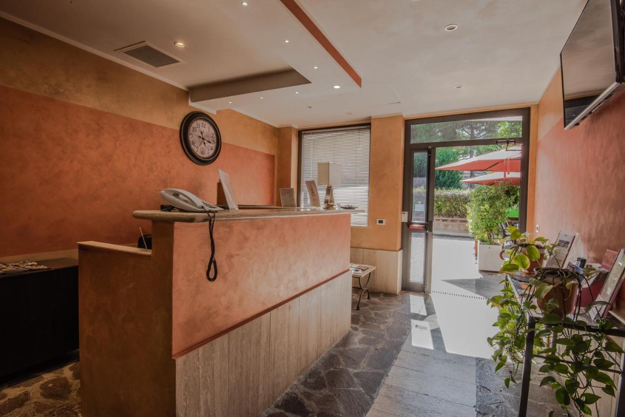 Hotel Petra Rome Bagian luar foto