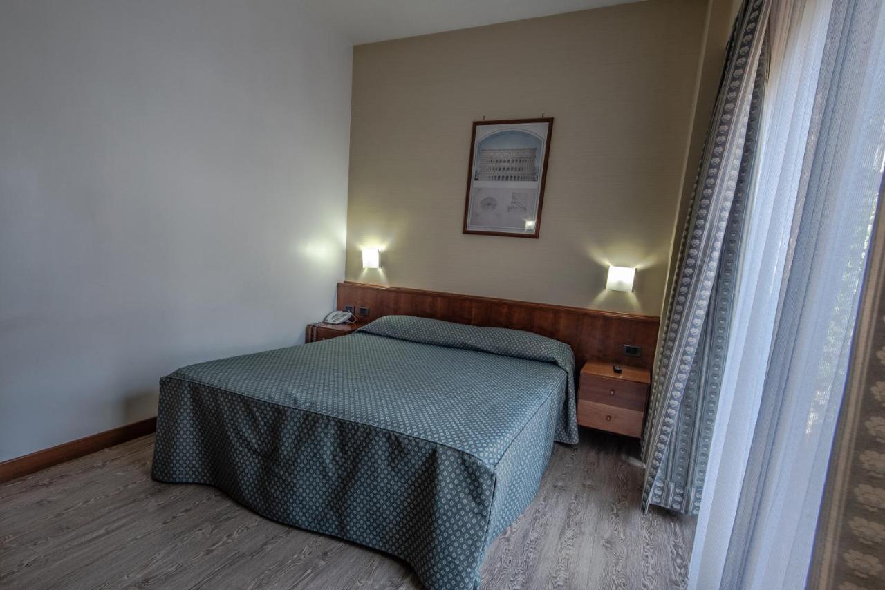 Hotel Petra Rome Bagian luar foto