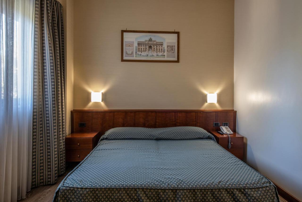 Hotel Petra Rome Bagian luar foto
