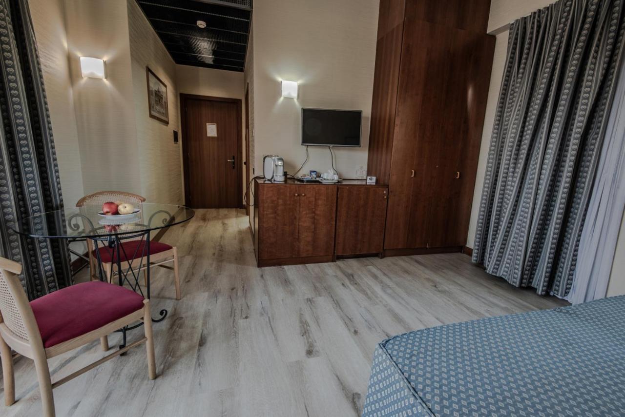 Hotel Petra Rome Bagian luar foto