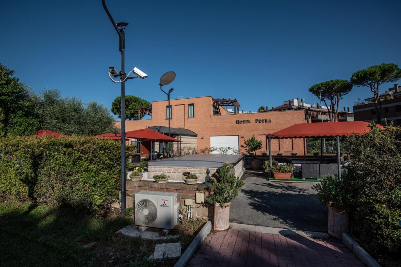 Hotel Petra Rome Bagian luar foto