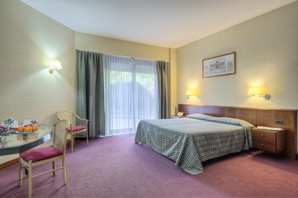Hotel Petra Rome Bagian luar foto