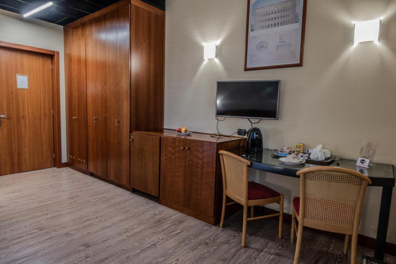 Hotel Petra Rome Bagian luar foto